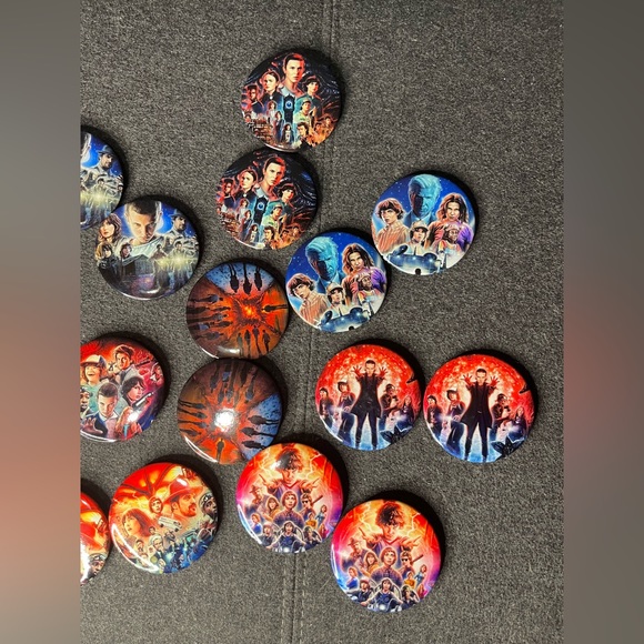 16 stranger things pinback buttons - Picture 6 of 8